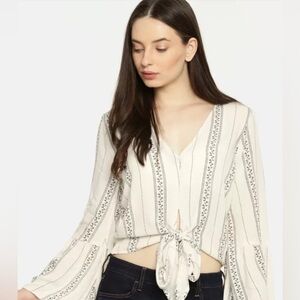 American Eagle Cropped Floral Tie Front Bell Sleeves V Neck Top Sz M Boho Flowy